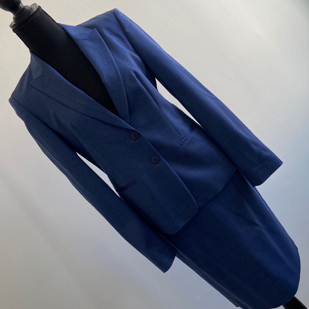 Hugo Boss Suit Pristine Lightweight Blue skirt size 2 jacket size 4